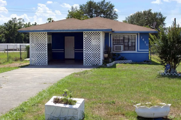 Beautiful blue house in Lakeland, FL to be sold at a good price by Rocket Estate Builders.